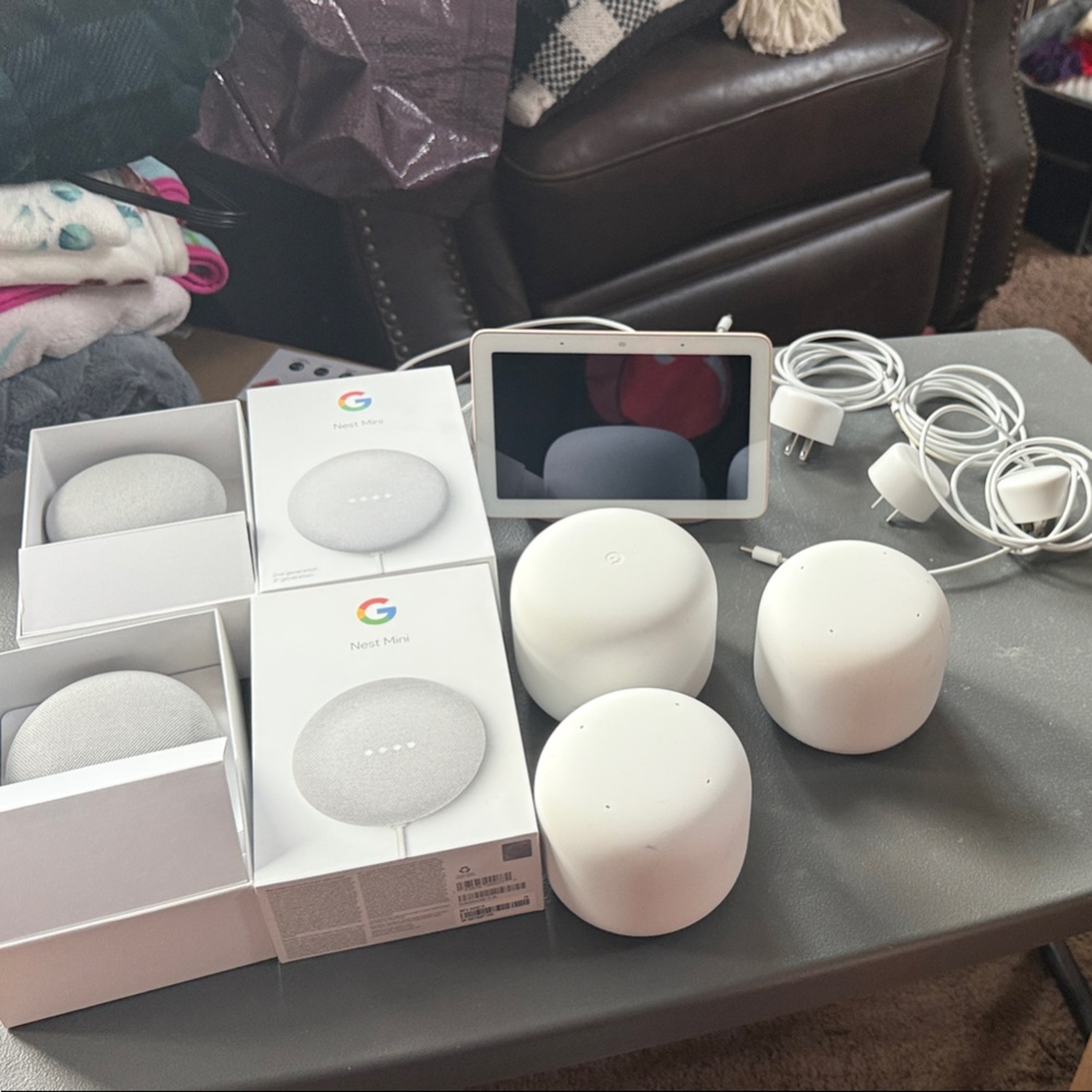 Google Smart Home Set in White and Gray